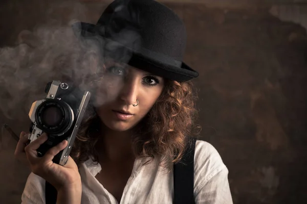 Vrouw Fotograaf Met Bowler Bretels Houden Een Sigaar — Stockfoto