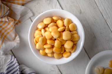 Beyaz Tahta Masa 'da peçeteli Lupinler