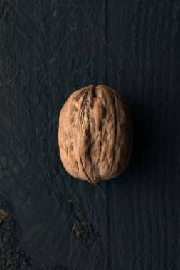 Kara Tahta Yüzeyde Bir Ceviz