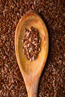 Tahta kaşıkta keten tohumunun yakın çekimi