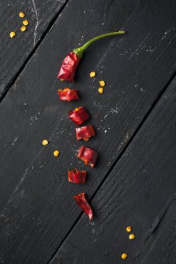 Kurutulmuş Kırmızı Biber Kara Tahta Masa 'daki Parçalara Kesildi
