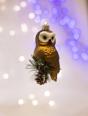 Baykuş şeklinde güzel altın bir ağaç oyuncağı, Noel ağacı süslemesi.