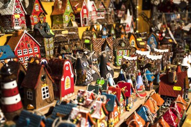Tallinn, Eesti - Aralık 2017: Geleneksel Noel hediyeleriyle birlikte Tallinn 'de Noel tezgahı gösterisi.
