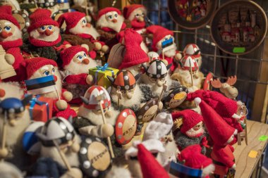 Tallinn, Eesti - Aralık 2017: Tallinn, Eesti 'deki Noel Pazarı' nda küçük cüce ve Viking heykelleri.