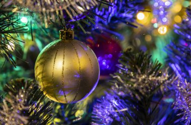 Altın ağaç süsü