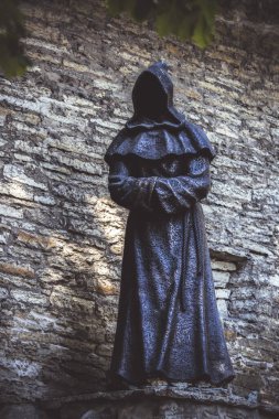 Tallinn, Estonya - Ağustos 2018 - Tallinn 'deki Danimarka Kralının Bahçesi' ndeki bronz 