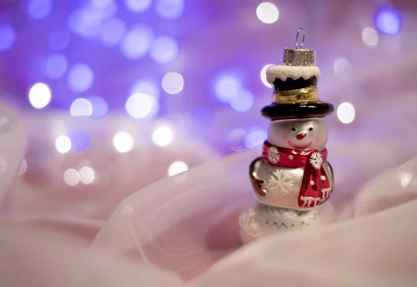 Świąteczne dekoracje zabawką bałwanka. Koncepcja Bożego Narodzenia i Nowego Roku — Zdjęcie stockowe