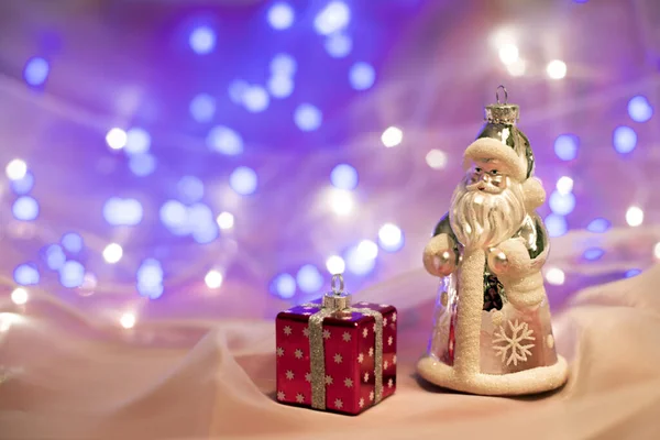 Kerstversiering met kerstman speelgoed en geschenkdoos. Kerst- en nieuwjaarsconcept — Stockfoto