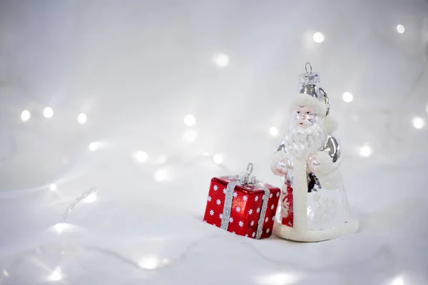 Kerstversiering met kerstman speelgoed en geschenkdoos. Kerst- en nieuwjaarsconcept — Stockfoto