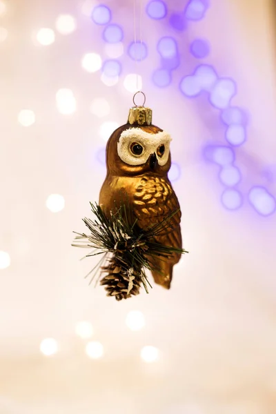 Prachtige gouden boom speelgoed in de vorm van een uil, decoratie op kerstboom — Stockfoto