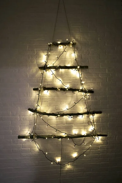 Kerstboom met kerstspeelgoed, ballen en verlichting, handgemaakt — Stockfoto