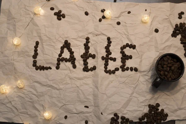 Una palabra "Latte" es presentada por granos de café — Foto de Stock