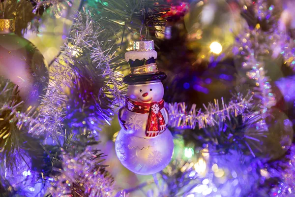 สโนว์แมนของเล่นบนต้นคริสต์มาส — ภาพถ่ายสต็อก
