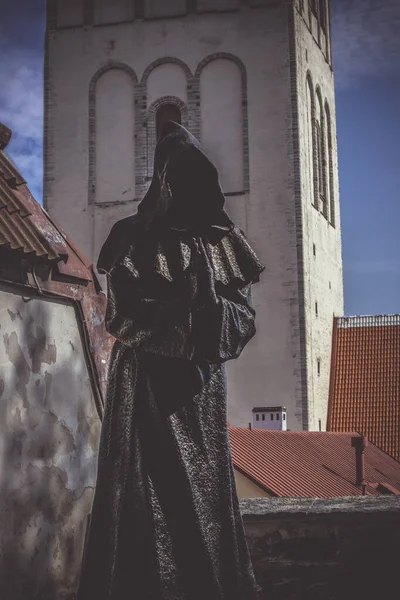 Tallinn, Estland - augustus 2018 - Een van de bronzen "Drie Monniken" in de Deense Koningstuin in de oude binnenstad van Tallinn — Stockfoto