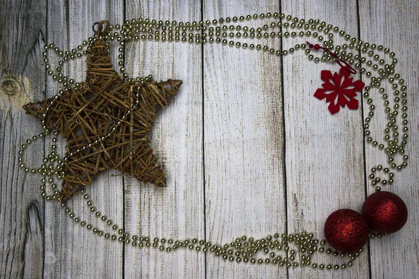 Kerst decoraties, houten achtergrond, een ruimte voor tekst. — Stockfoto