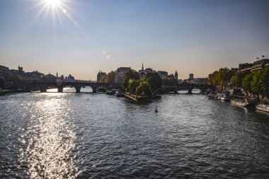 Cite Adası ve Pont Neuf, Paris, Fransa'da Seine nehri üzerinde en eski taş köprü