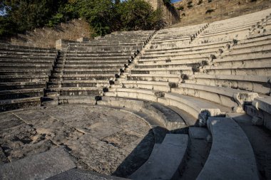 Antik tiyatro, koltuklar ve merdiven daire şekli, mavi gökyüzü, güneşli havalarda küçük mermer odeon