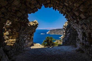 Yunanistan 'ın Rodos adasındaki Monolithos şatosundaki bir kilisenin yıkıntılarından manzara