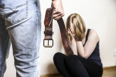 Aile içi şiddet kavramı. Kız, kızgın üvey babası tarafından istismar ediliyor..