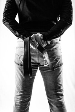 Kemeri olan adam. BDSM konsepti. BW