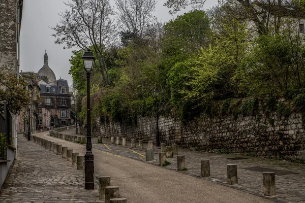Paris / França. Vista da famosa rua, Rue de l 'Abreuvoir, conhecida por sua arquitetura encantadora e histórica, no bairro Montmartre . — Fotografia de Stock