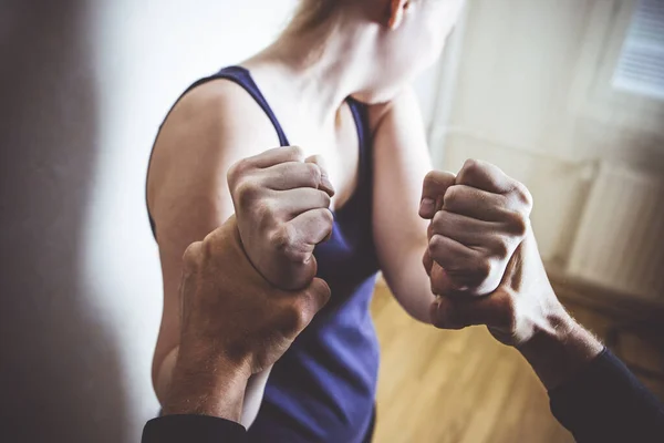 Ragazza che cerca di fuggire dalla violenza domestica — Foto Stock