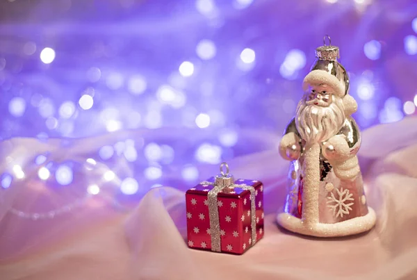 Dekoracje świąteczne z zabawką Świętego Mikołaja i pudełko prezentów. Koncepcja Bożego Narodzenia i Nowego Roku — Zdjęcie stockowe