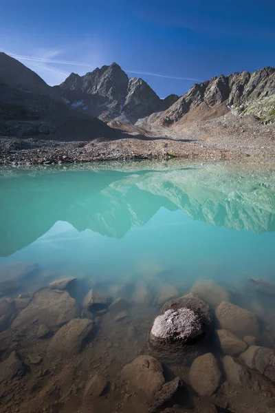 位于奥地利霍赫陶恩国家公园Gradental的绿松石湖Gradensee Nossberger Hut 山地和水面反射 — 图库照片