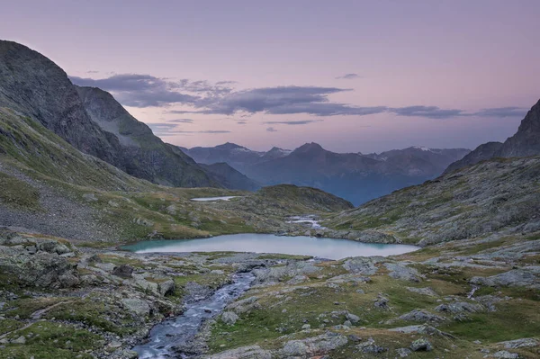 位于奥地利阿尔卑斯山霍河陶仁国家公园的日出山景与草原上的湖泊和河流 — 图库照片