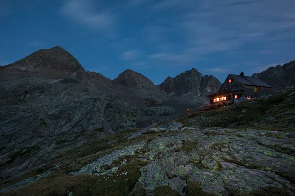 Nuvens Céu Noturno Com Cabana Iluminada Adolf Nossberger Hut Gradental — Fotografia de Stock