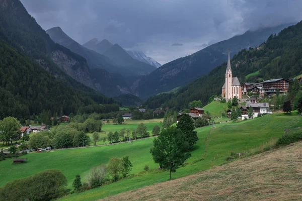 Bergdorf Heiligenblut Mit Malerischer Kirche Vinzenz Und Grünen Wiesen Regenwolken — Stockfoto