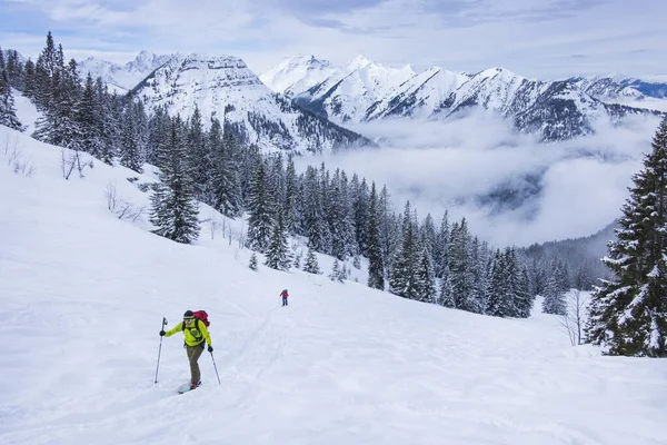 滑雪旅行团在卡文德尔山区攀登Schafreiter山顶滑雪 两个人穿着五颜六色的衣服站在山景前 — 图库照片