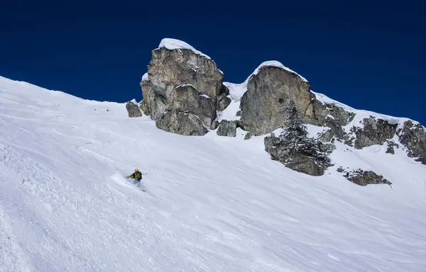 Snowboarder Σκόνη Ενώ Ιππασία Μέσα Από Ένα Πεδίο Χιονιού Στο — Φωτογραφία Αρχείου