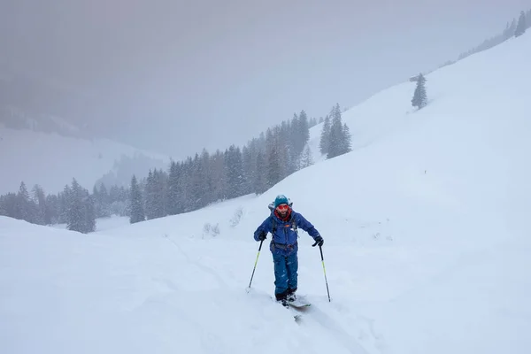 Man Ski Tour Alpbachtalu Špatné Počasí Mlhou Sněhem — Stock fotografie