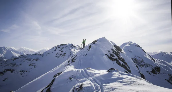 Zillertal Hochfuegen dağlarında kayak yapan bir adam, Kraxentrager 'ın zirvesine tırmanmak için dağ manzarasının önünde,
