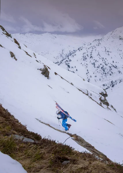 Homme Escalade Montagne Sur Ski Avec Skis Sur Dos Lever — Photo