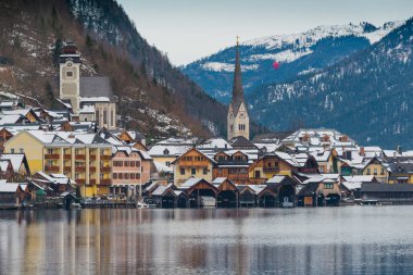 Hallstatt şaşırtıcı güzel Avusturya dağ köyü. Aus