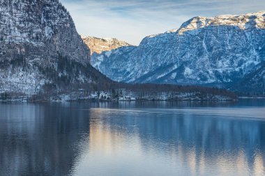 Güzel Avusturya dağ gölü Hallstattersee. Avusturya