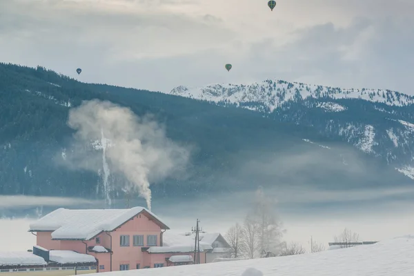 Valle di Gosau nella nebbia mattutina. Gosau. Austria . — Foto Stock