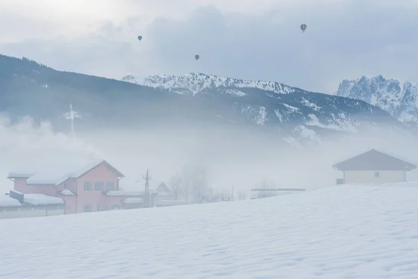 Valle di Gosau nella nebbia mattutina. Gosau. Austria . — Foto Stock