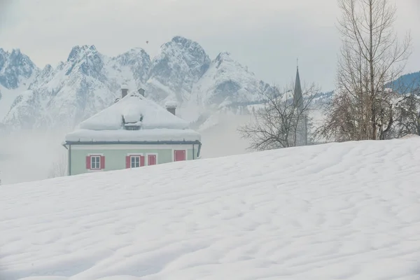 Valle di Gosau nella nebbia mattutina. Gosau. Austria . — Foto Stock