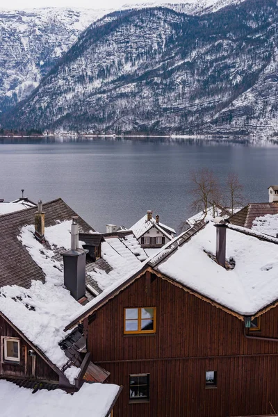 Impresionantemente hermoso pueblo de montaña austriaco de Hallstatt. Aus. —  Fotos de Stock