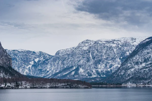 Красивое австрийское горное озеро Hallstattersee. Австрия — стоковое фото