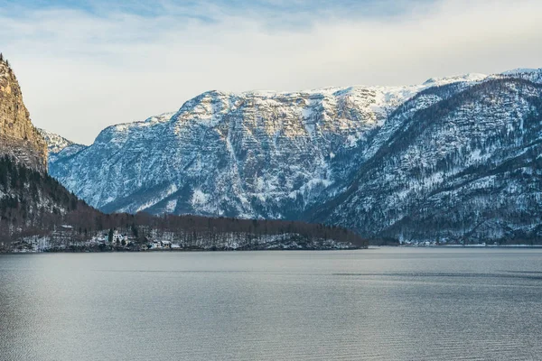 Nádherné rakouské horské jezero Hallstattersee. Rakousko — Stock fotografie