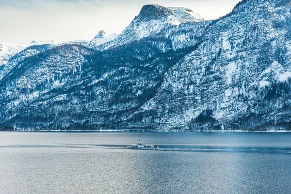 Красивое австрийское горное озеро Hallstattersee. Австрия — стоковое фото