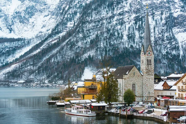 Surpreendentemente bela aldeia montanhosa austríaca de Hallstatt. Aus... — Fotografia de Stock