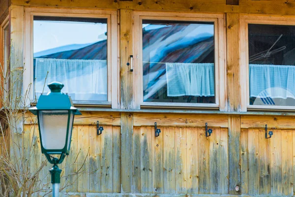 A festői ablak az osztrák hegyi falu Hallsta — Stock Fotó