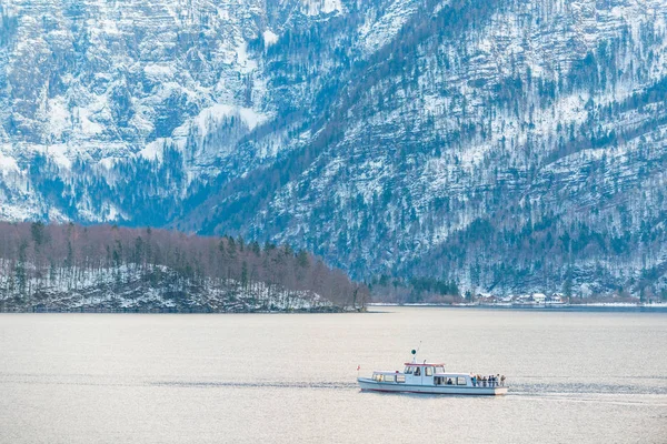 A bela montanha austríaca lago Hallstattersee. Áustria — Fotografia de Stock