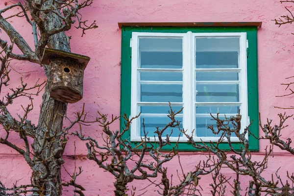 Une fenêtre pittoresque dans le village de montagne autrichien de Hallsta — Photo