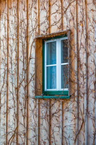 A festői ablak az osztrák hegyi falu Hallsta — Stock Fotó